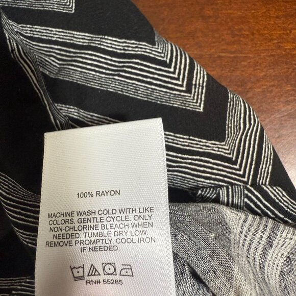 Express‎ Mens Black & White Zigzag Button-Up Shirt M short sleeves - Picture 3 of 7